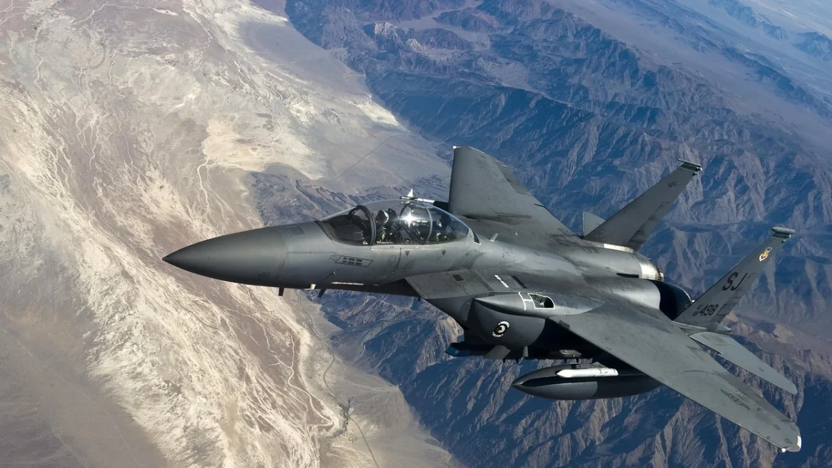 F-15E zestrzelony nad Iranem. Czy zaginiony pilot może pogrzebać rozejm?