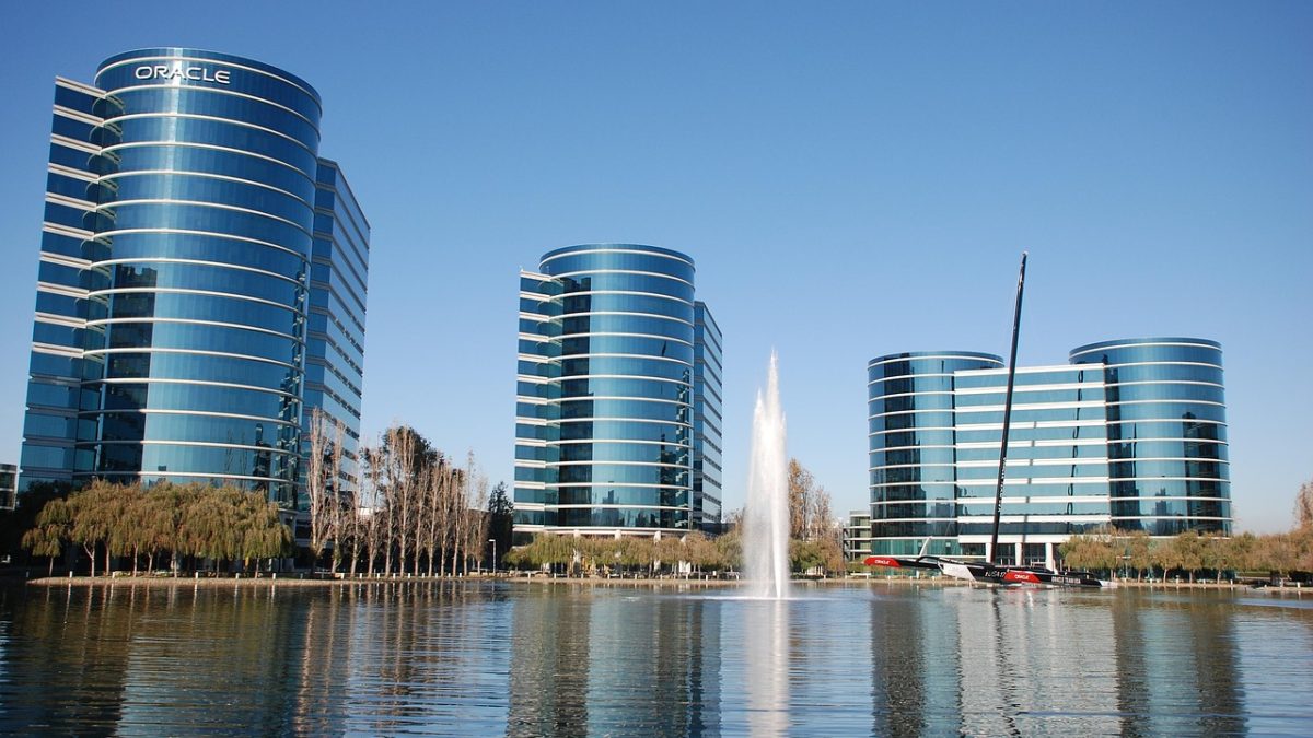 Oracle tnący 30 tys. etatów jednym e-mailem. To już nowa norma w erze AI?