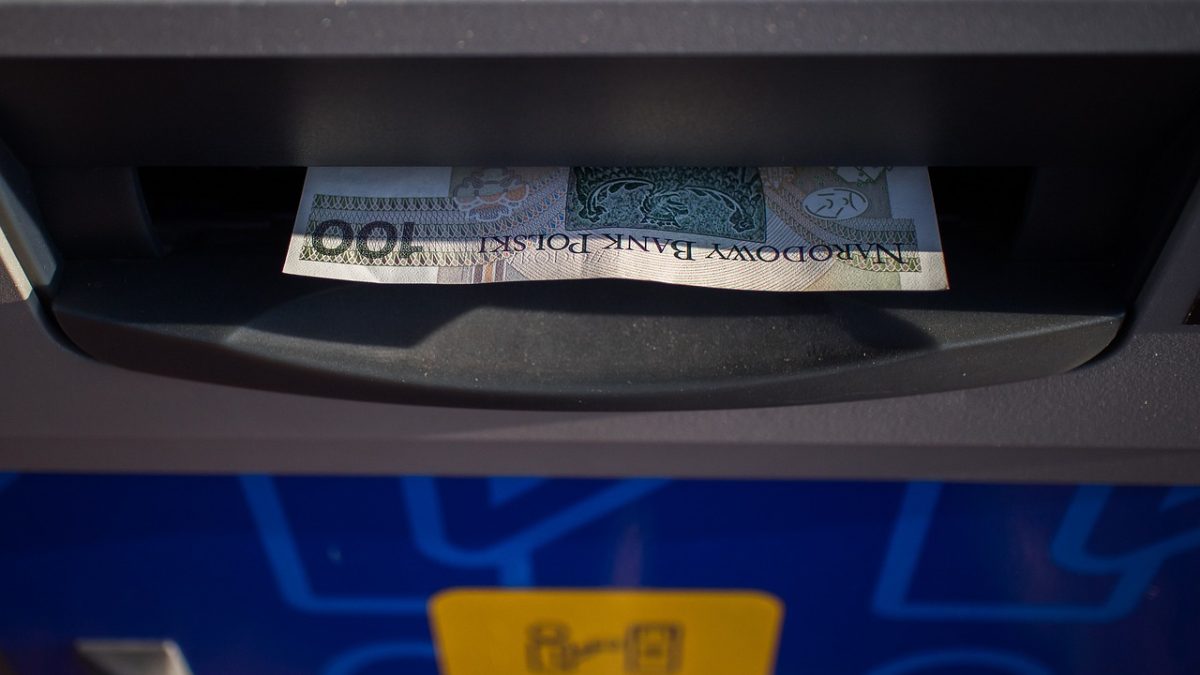 Wpłacasz gotówkę do bankomatu? Uważaj, bo bank już o tym wie. I może zablokować konto