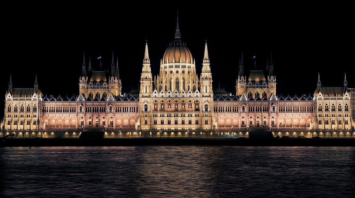 Węgierski thriller polityczny: jak były insider Orbána został nowym premierem