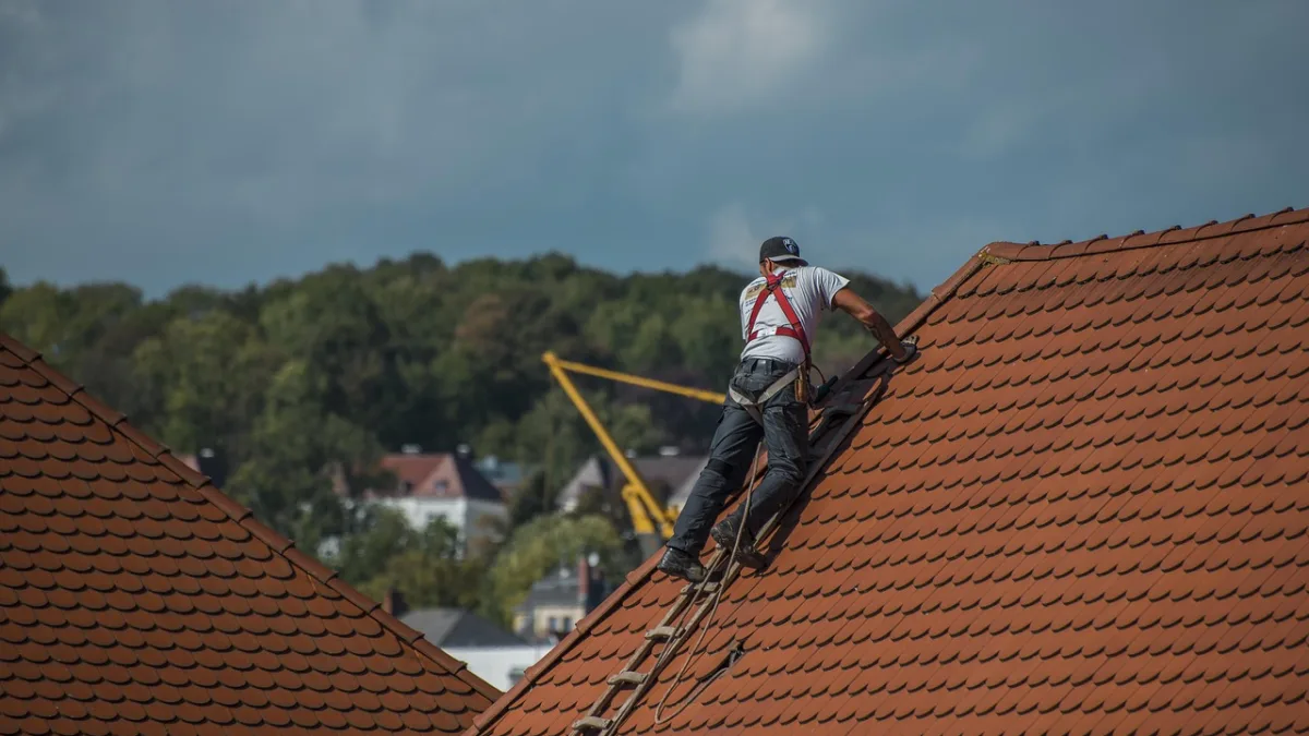 Azbest na dachu? Czas ucieka, a ARiMR już nie pomoże. Gdzie szukać wsparcia w 2026?