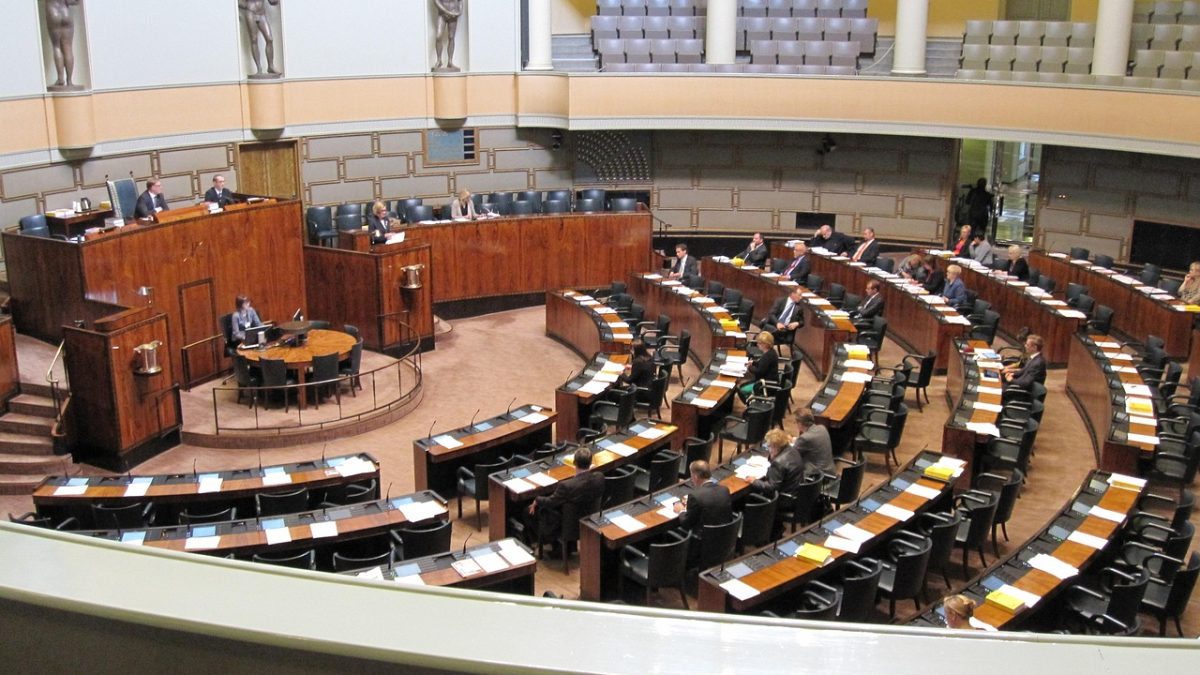 Wyborczy maraton: KO prowadzi, ale PiS depcze po piętach, a koalicja rządząca może stracić dwóch graczy
