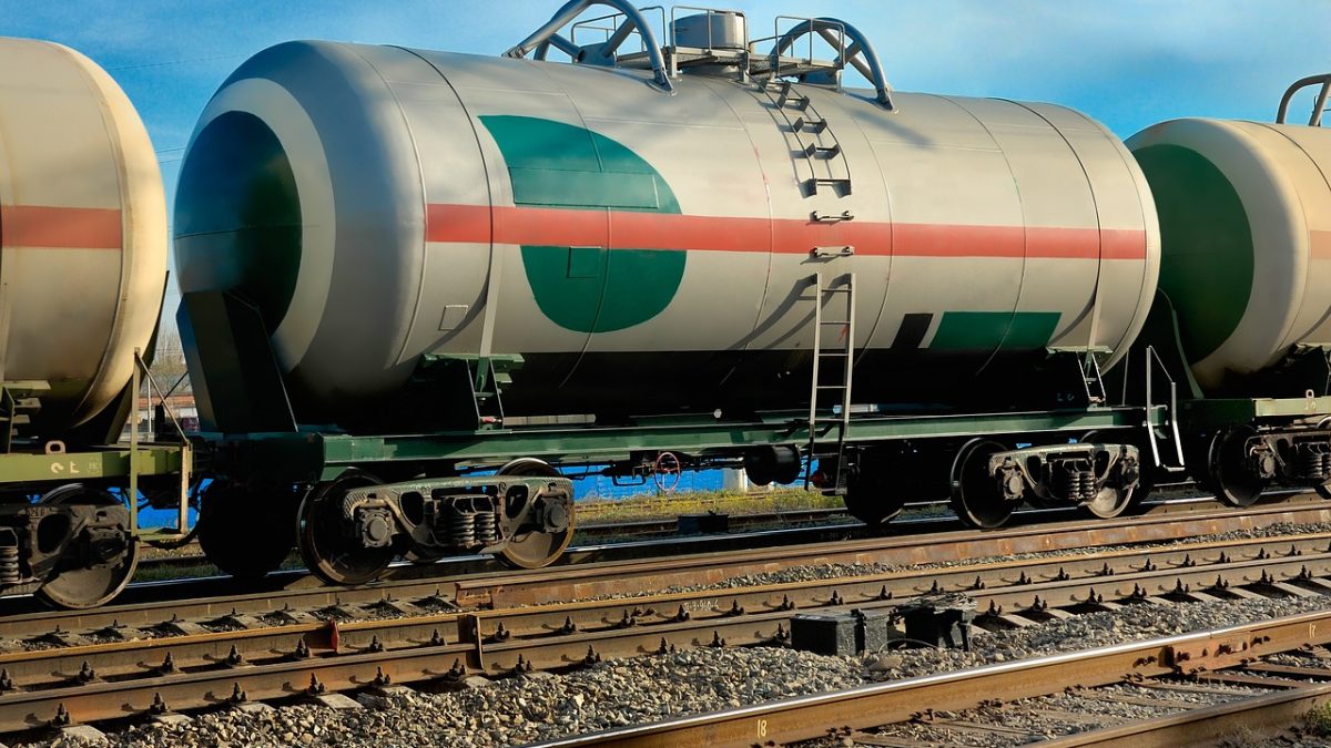 Akcyza na paliwa po latach stagnacji? Ministerstwo szykuje rewolucyjną zmianę