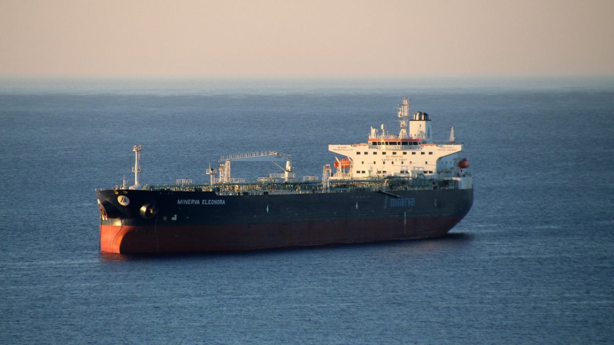 Atomowy gigant płynie na ratunek światowej ropie. To najpotężniejszy lotniskowiec Europy!