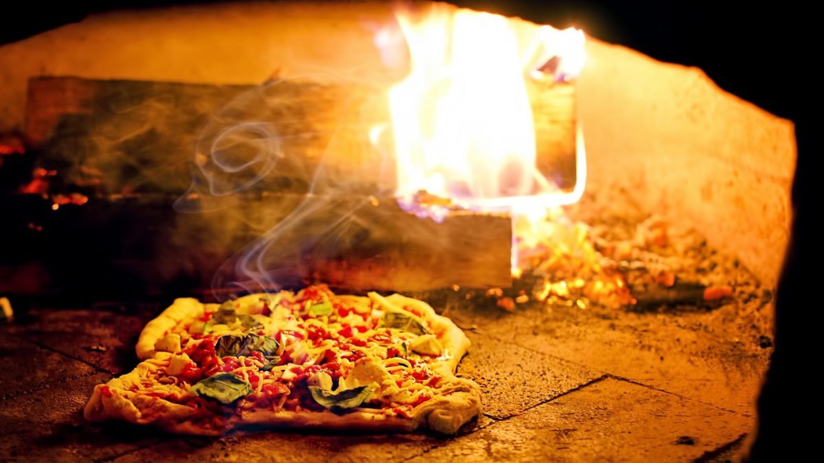Polska lista weselnych wydatków: koperta dla pary, pizza dla gości