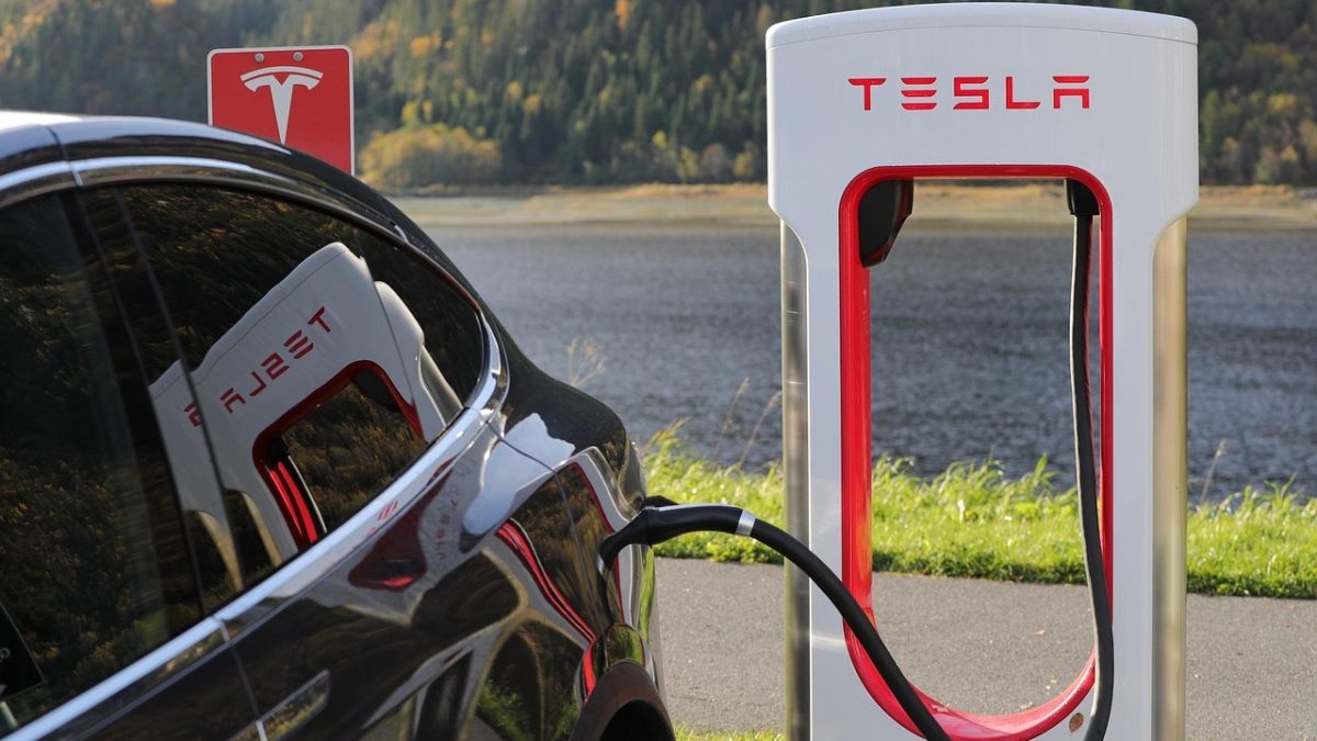 Polska spada na dno elektromobilności. Tylko Chorwaci mniej chętni na elektryki