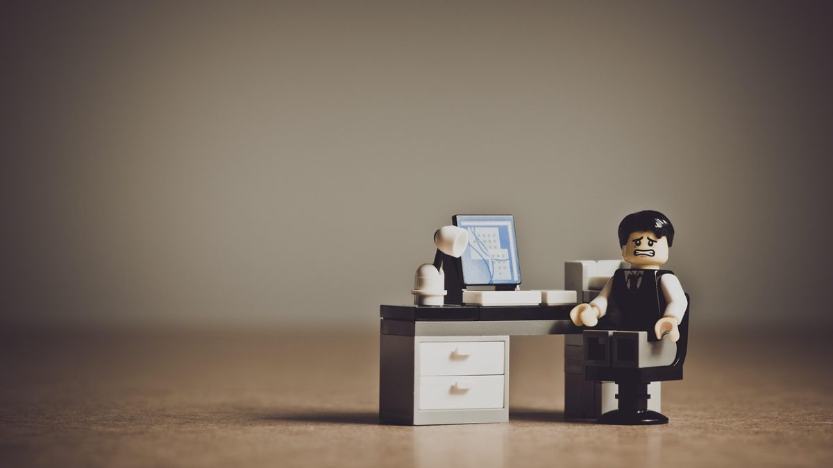 XRP w ogniu krytyki: opłaty w sieci spadły o 91%, a wskaźnik kapitulacji sięga 0,38