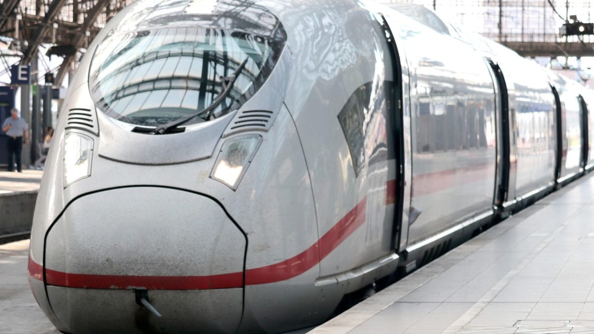 Upały paraliżują kolej: PKP Intercity odwołuje 21 pociągów, rząd wstrzymuje ruch towarowy
