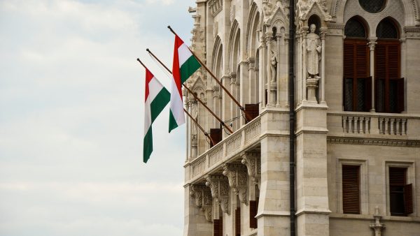 Stopy w Europie Środkowej: Węgry tną, Czesi podnoszą, Polska czeka