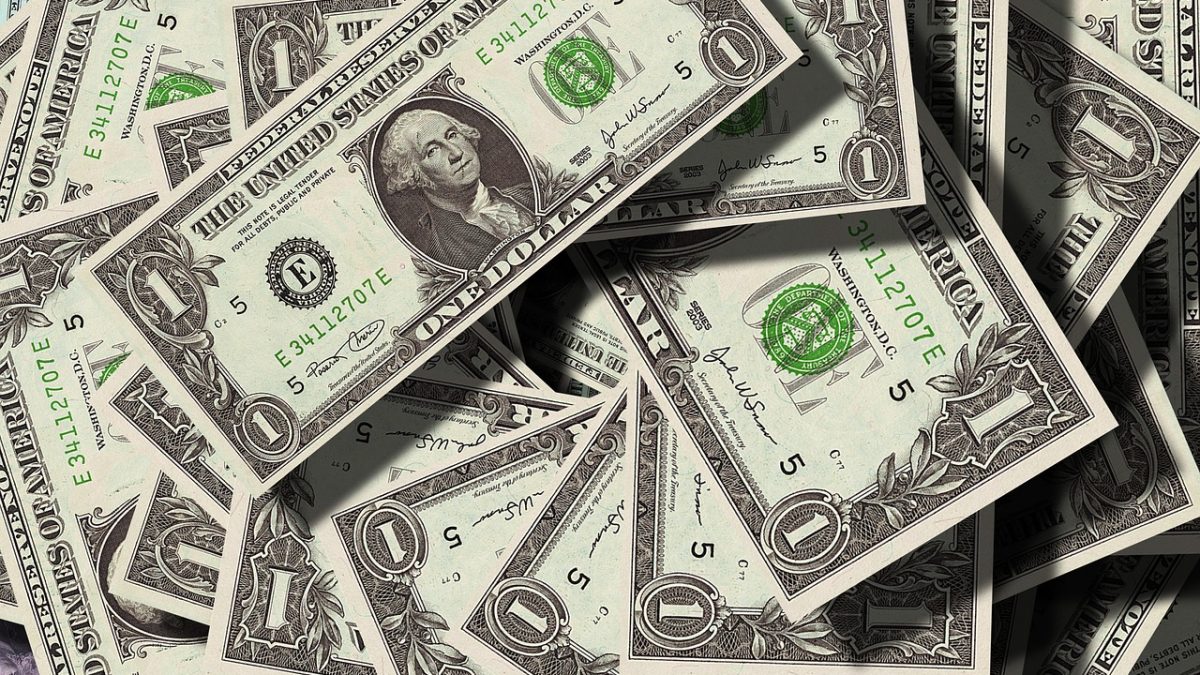 Złoty pod presją, a oszczędności rosną. TFI sypią funduszami w dolarach i euro