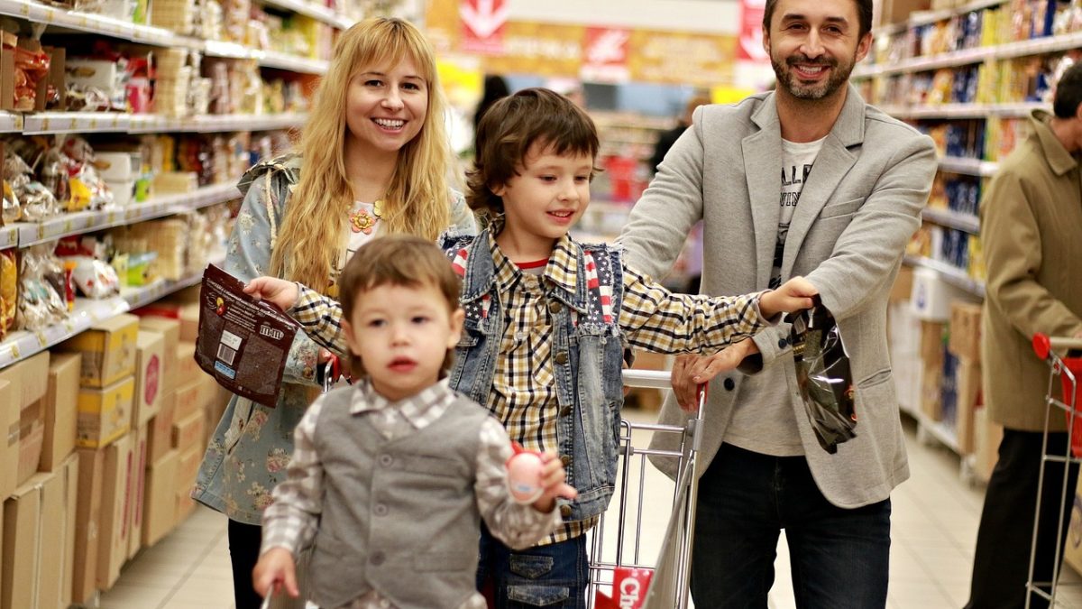 Budżet Polaków pod lupą: trzy czwarte wydaje najwięcej na jedzenie, ale oszczędzać uczy nas inflacja