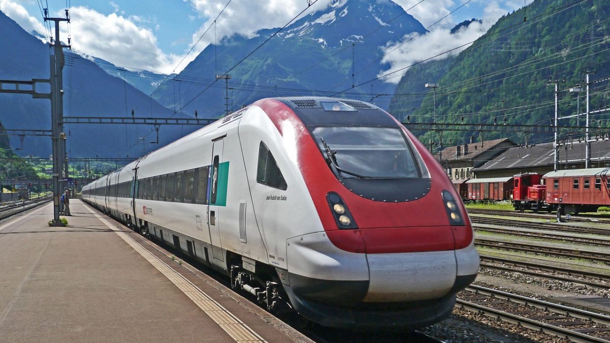 Seniorzy przejadą całą Polskę za 10 zł. PKP Intercity ogłasza promocję na Dzień Seniora