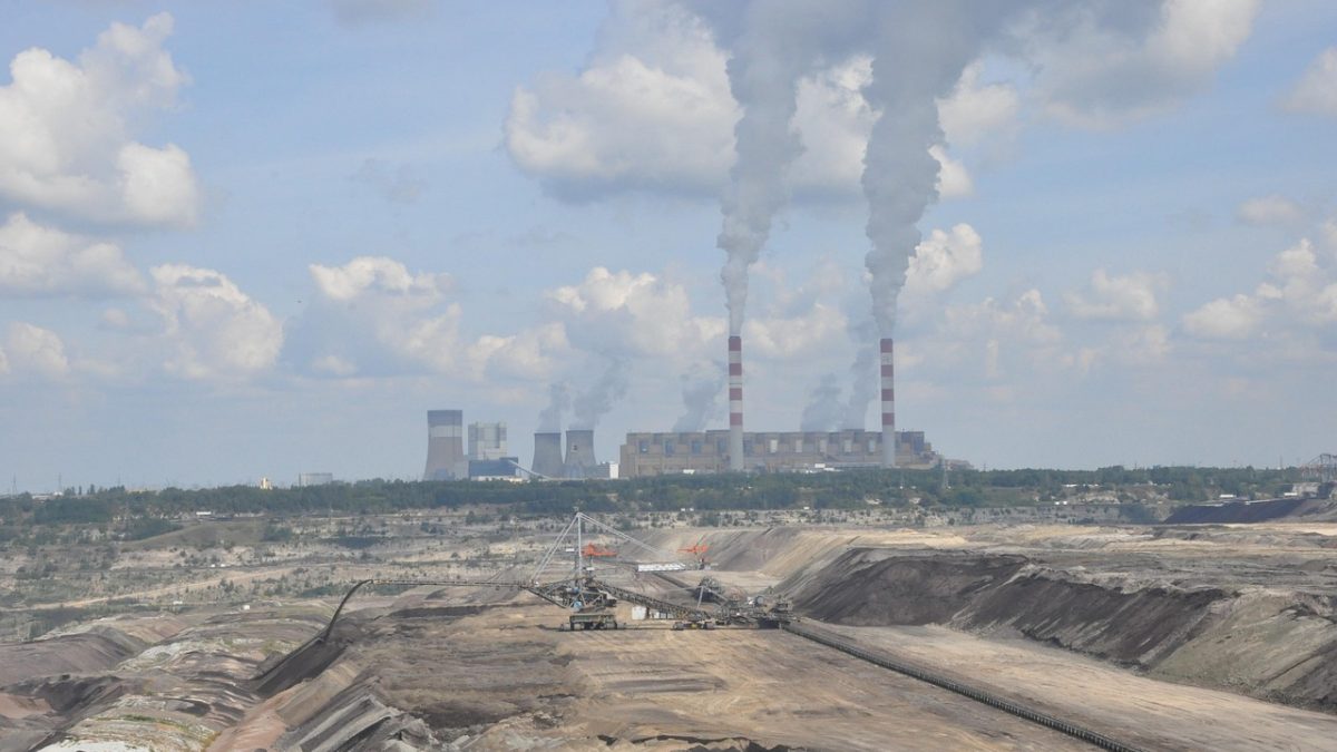 Prąd na 2027 r. po 570 zł, niskie wyceny i widmo podatku. Energetyka w centrum uwagi