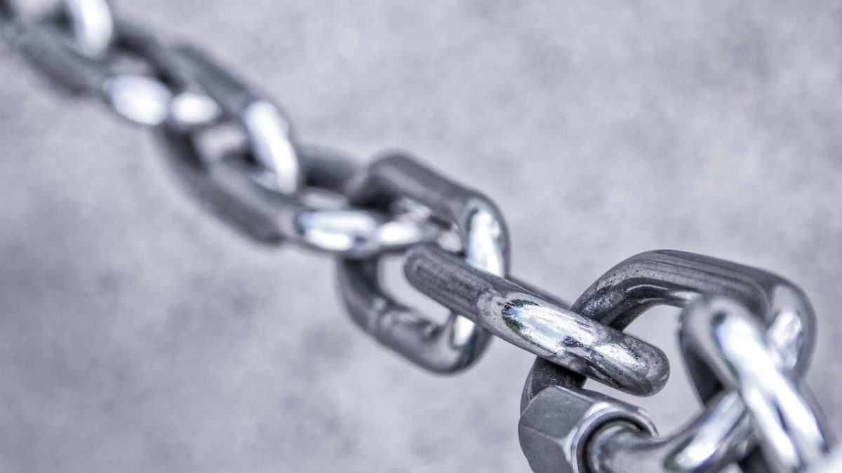 Standard Chartered typuje cztery altcoiny zamiast XRP. Dwa wciąż głęboko pod szczytami