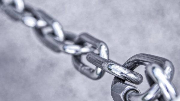 Standard Chartered typuje cztery altcoiny zamiast XRP. Dwa wciąż głęboko pod szczytami